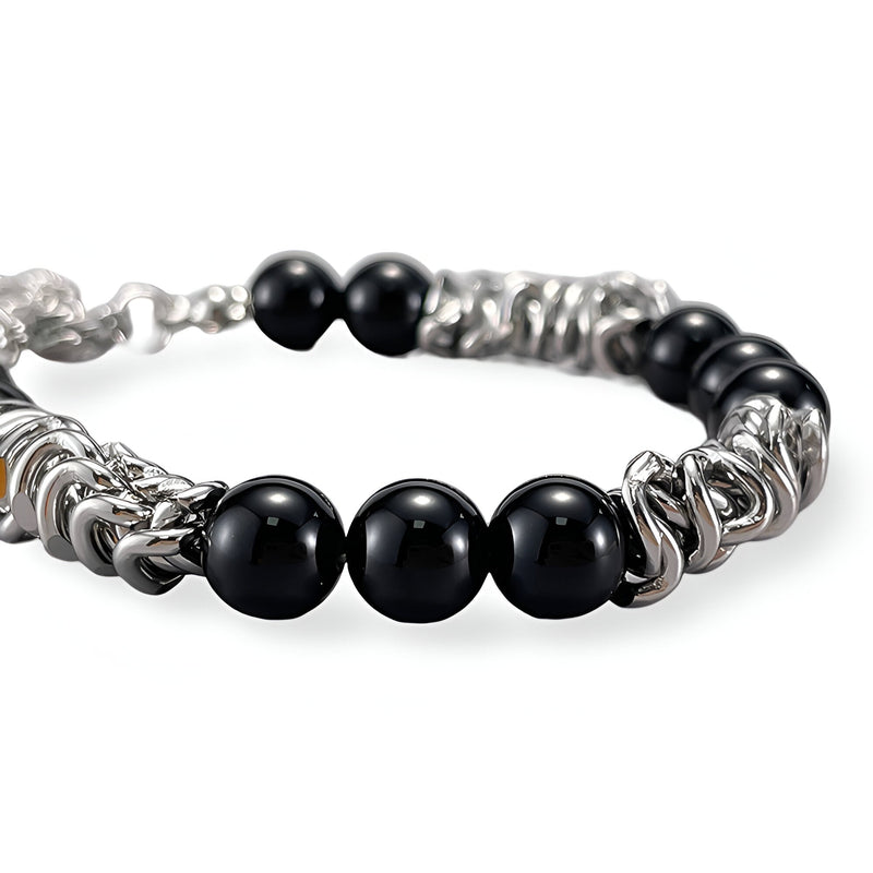 Bracelet homme en acier inoxydable argenté avec perles d'agate noire lisses et éléments en spirale.