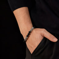Bracelet homme avec perles d'agate noires et éléments en acier inoxydable argenté, style moderne.