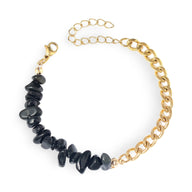 Bracelet femme chaîne dorée avec pierres naturelles noires d’onyx et fermoir mousqueton.