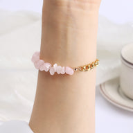 Bracelet femme en acier doré avec pierres naturelles rose quartz en perles irrégulières.