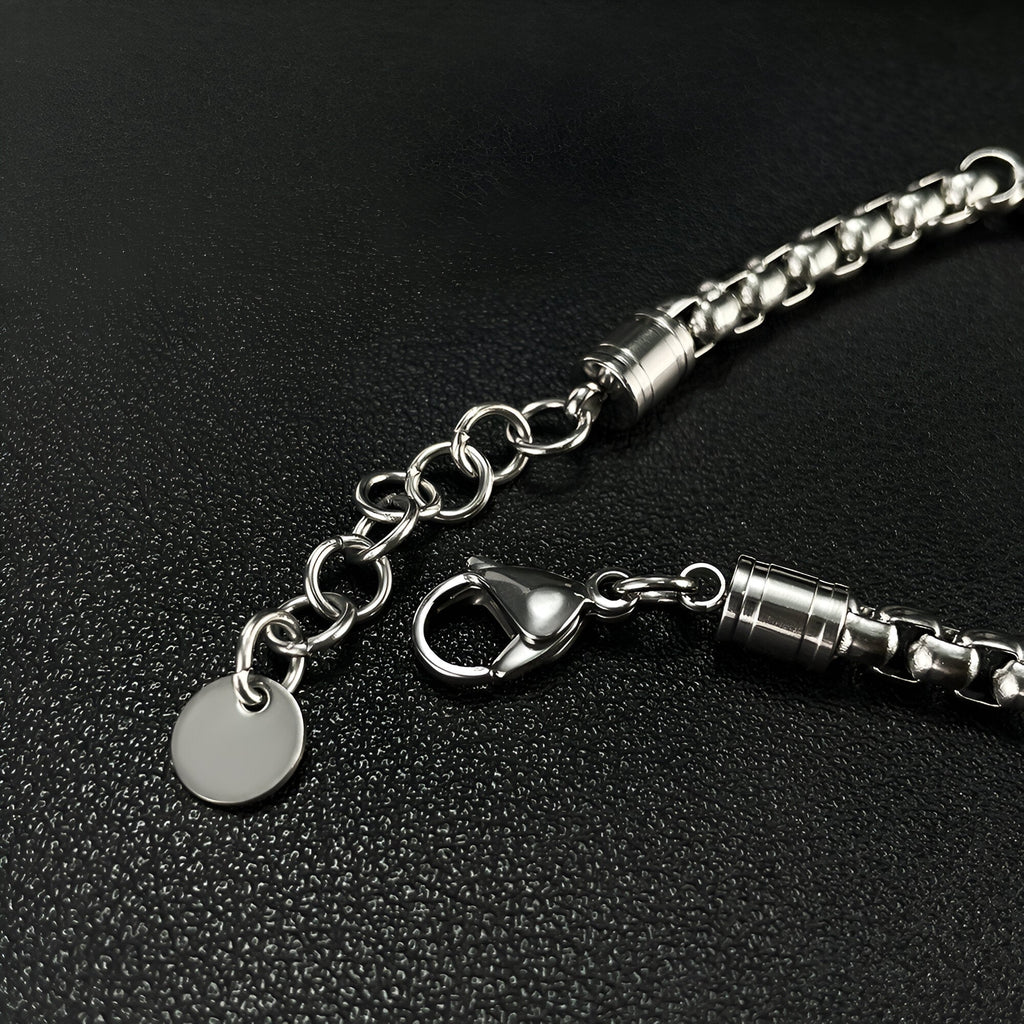 Bracelet homme en acier inoxydable argent avec maillons larges et pendentif rond lisse.
