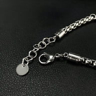 Bracelet homme en acier inoxydable argent avec maillons larges et pendentif rond lisse.