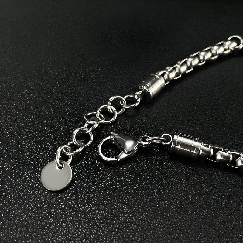 Bracelet homme en acier inoxydable argent avec maillons larges et pendentif rond lisse.