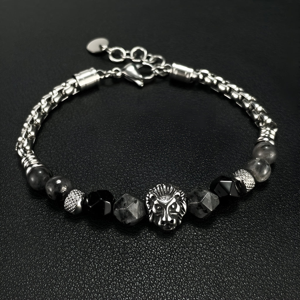 Bracelet pour homme en acier argenté avec perles noires et grises, pendentif tête de lion détaillé.