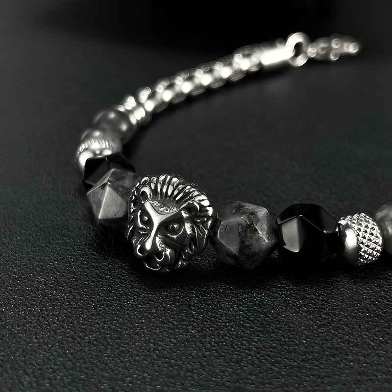Bracelet homme en acier inoxydable argenté avec pierres naturelles noires et tête de lion détaillée.