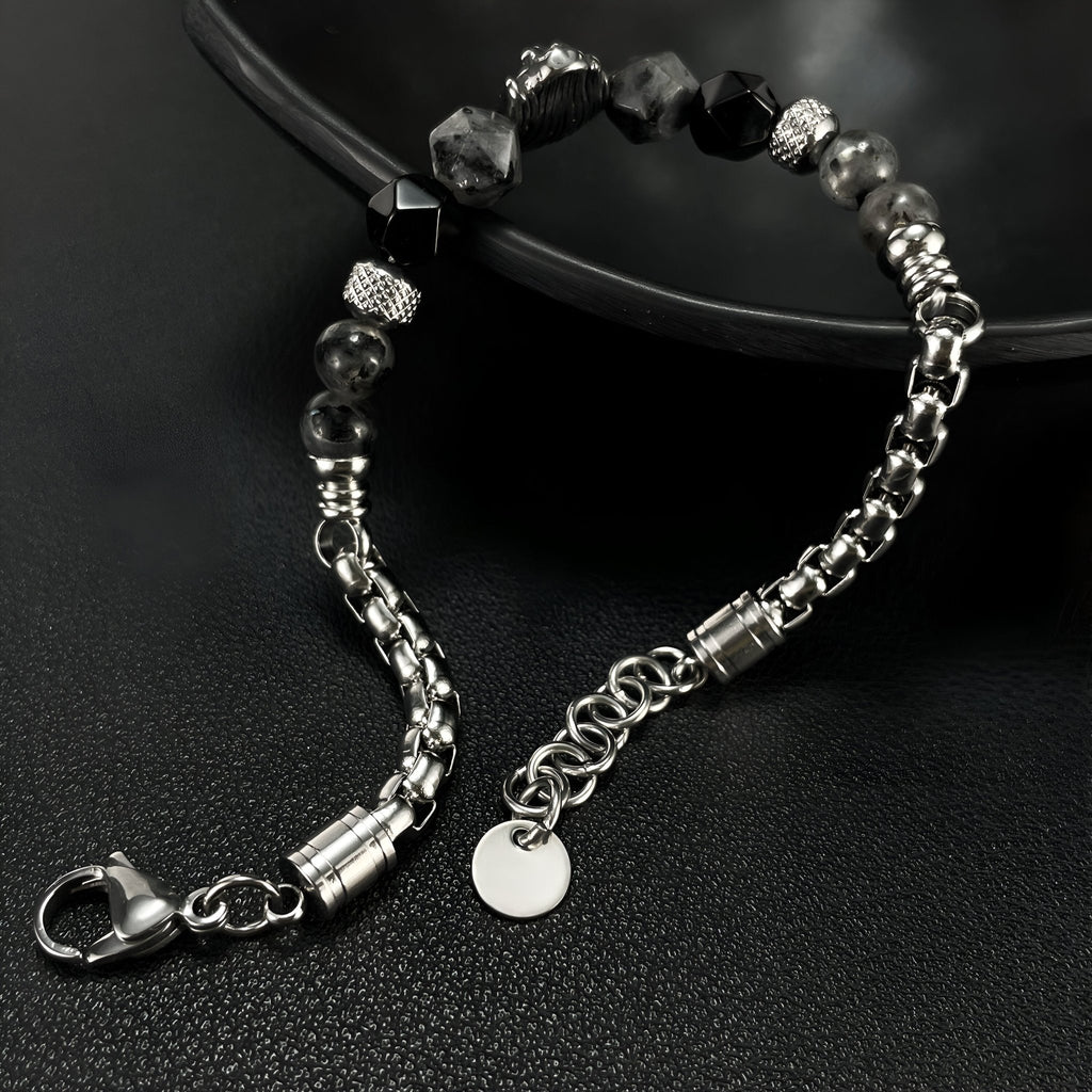 Bracelet homme en acier inoxydable argenté avec pierres naturelles noires et maillons élégants.