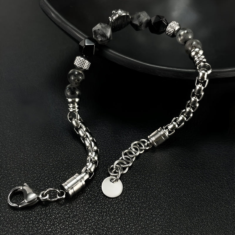 Bracelet homme en acier inoxydable argenté avec pierres naturelles noires et maillons élégants.