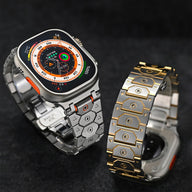 Bracelet en acier inoxydable argent et orange hexagonal pour Apple Watch avec double fixation ajustable.