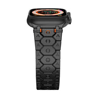 Bracelet Apple Watch noir incassable en acier inoxydable avec accents orange, motif hexagonal texturé.