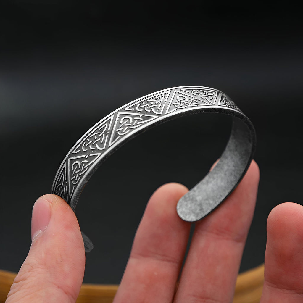 Bracelet homme en acier inoxydable argenté avec motifs celtiques gravés sur toute la surface.