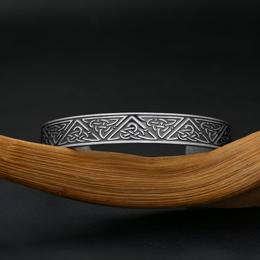 Bracelet homme en acier inoxydable argenté avec motifs celtiques gravés fins et finition mate.