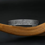 Bracelet homme en acier inoxydable argenté avec motifs celtiques gravés fins et finition mate.