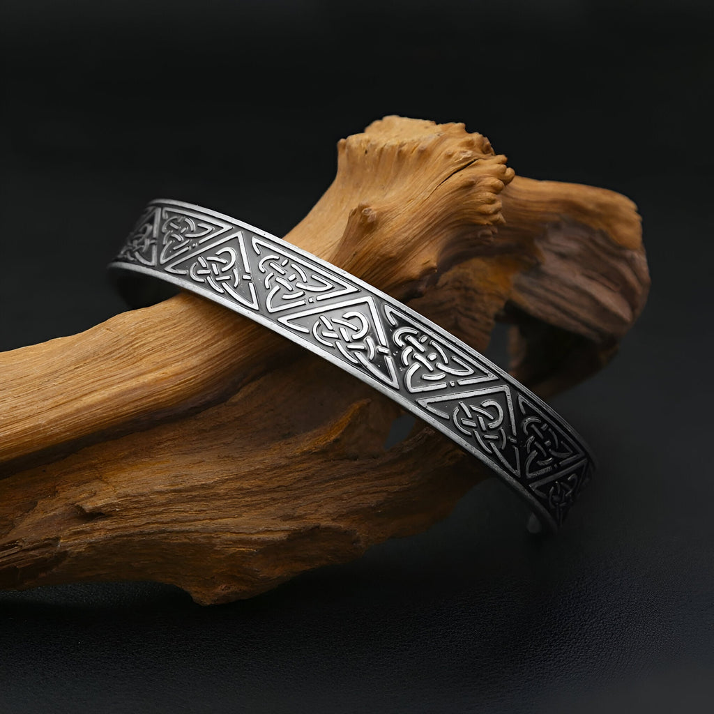 Bracelet homme en acier inoxydable argenté avec motifs celtiques gravés sur toute la surface.