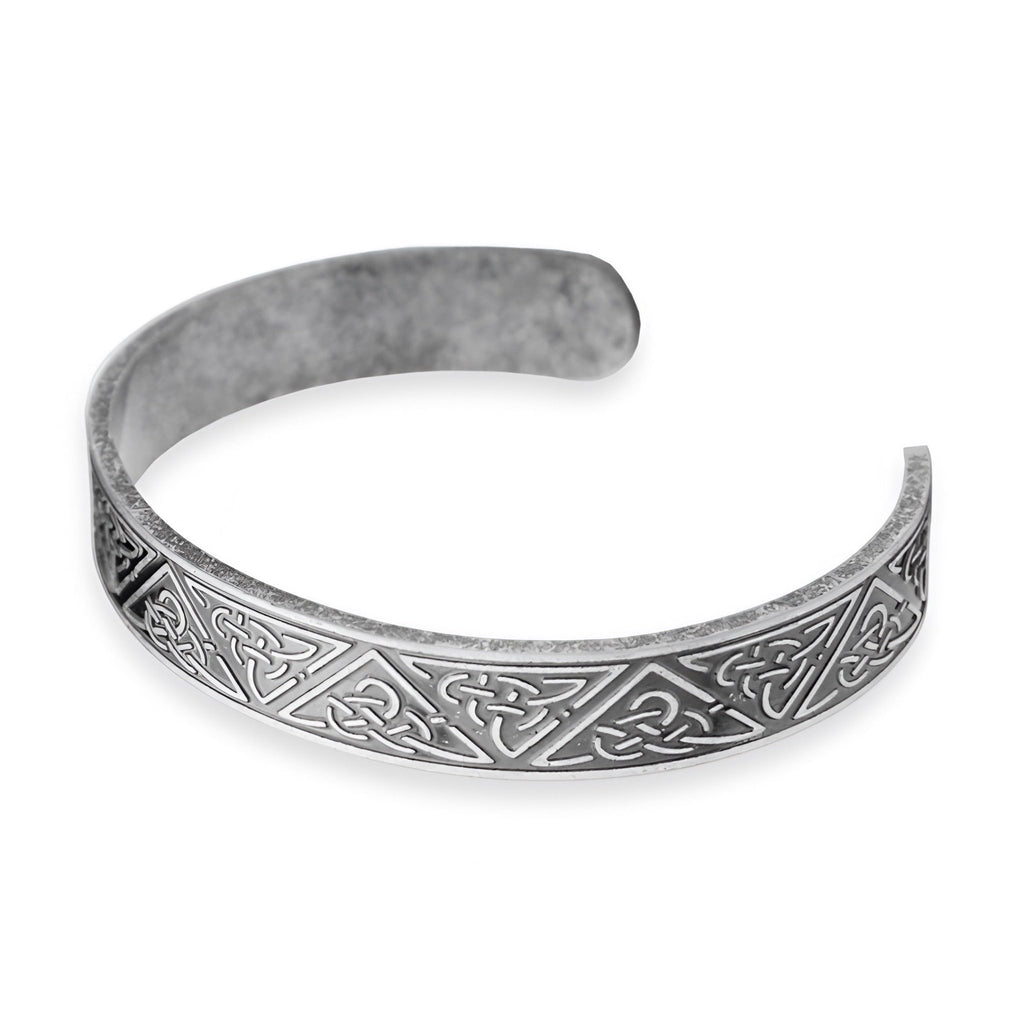 Bracelet en acier inoxydable argenté avec motifs celtiques gravés, style masculin ouvert.