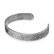 Bracelet en acier inoxydable argenté avec motifs celtiques gravés, style masculin ouvert.