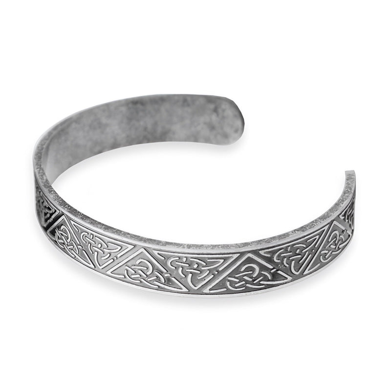 Bracelet en acier inoxydable argenté avec motifs celtiques gravés, style masculin ouvert.
