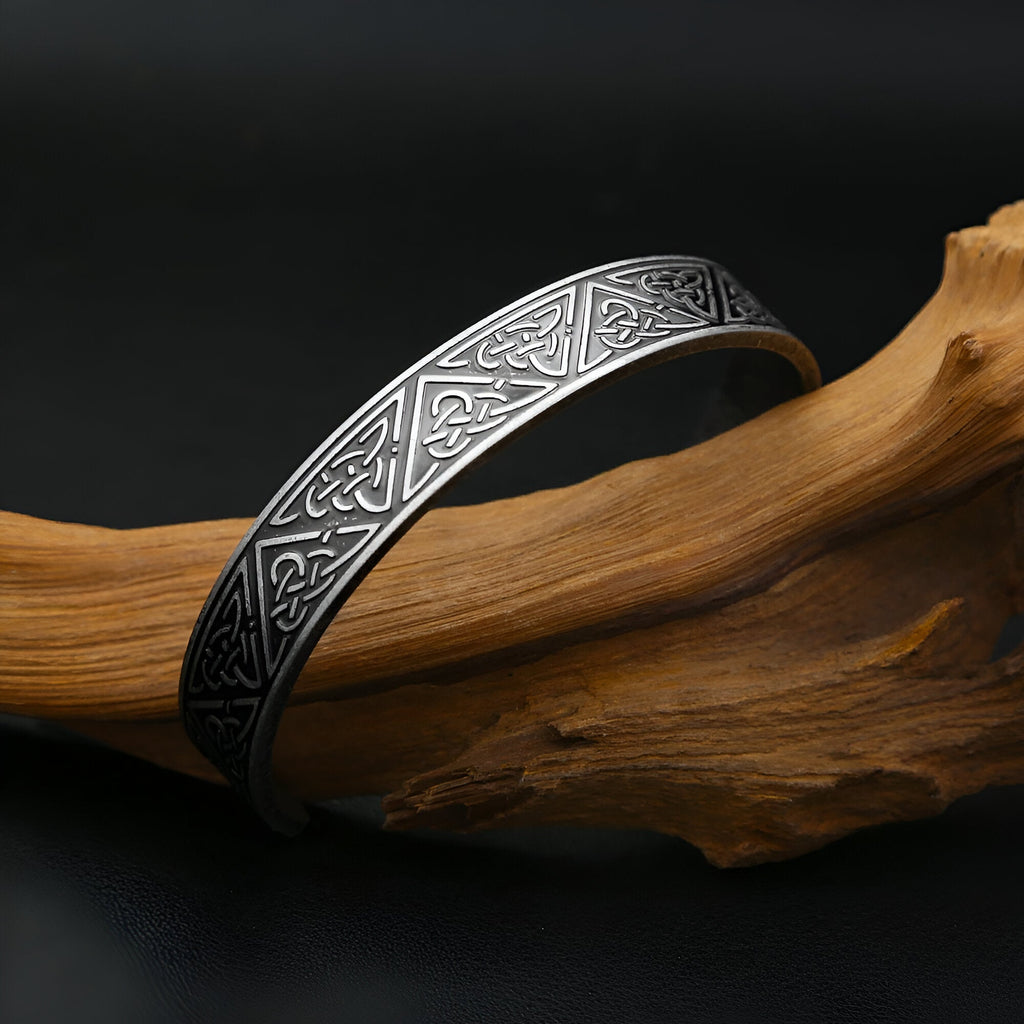Bracelet homme en acier inoxydable argenté avec motifs celtiques gravés, style Emilien.