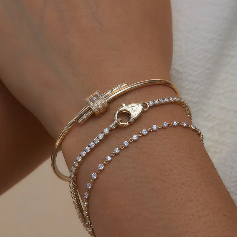Bracelet en acier inoxydable orné de zircons, plaqué or 18 carats, fermeture mousqueton chic et travaillée, modèle Alethia - La Boutique du Bracelet