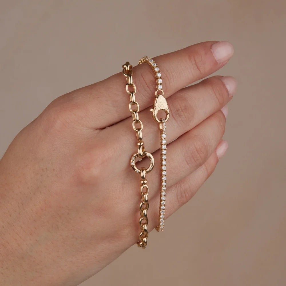 Bracelet en acier inoxydable orné de zircons, plaqué or 18 carats, fermeture mousqueton chic et travaillée, modèle Alethia - La Boutique du Bracelet