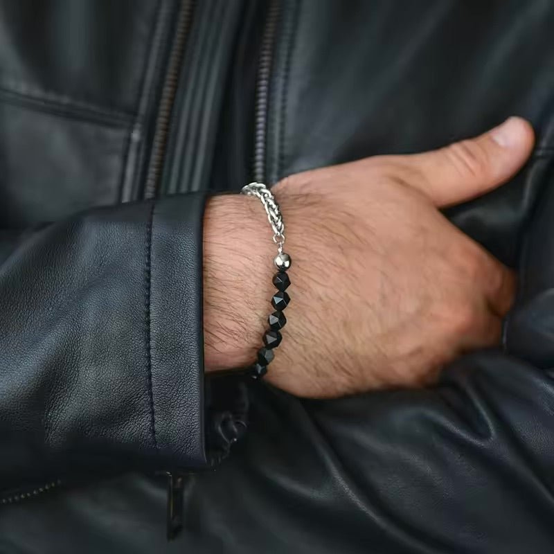 Bracelet homme acier inoxydable avec perles noires mates et chaîne argentée élégante.
