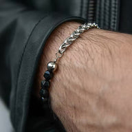 Bracelet homme acier inoxydable avec perles noires facettées et chaîne argentée élégante.