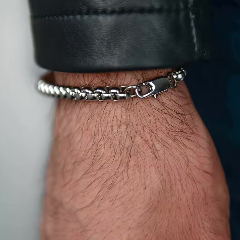 Bracelet homme en acier inoxydable avec perles noires naturelles et chaîne argentée.