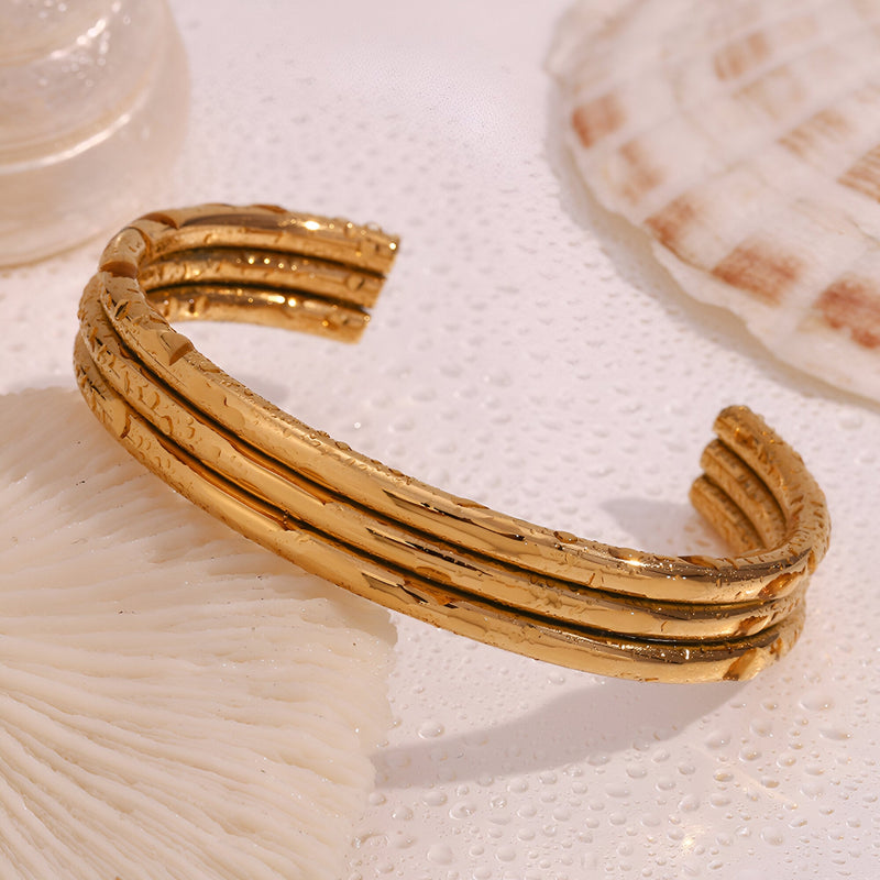 Bracelet jonc ouvert en acier inoxydable plaqué or 18 carats, triple anneaux texturés modèle Amaya.