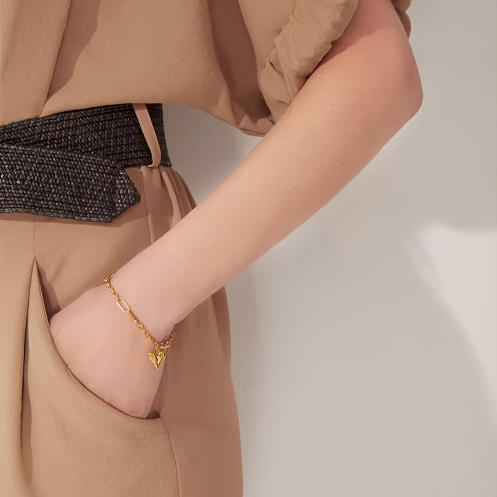 Bracelet jonc fin plaqué or avec charms cœurs délicats pour femme, modèle Darmia.