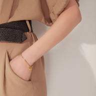 Bracelet jonc fin plaqué or avec charms cœurs délicats pour femme, modèle Darmia.