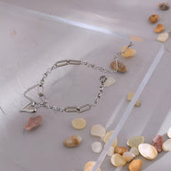 Bracelet chaîne en acier inoxydable argent avec charms cœurs et maillons allongés.