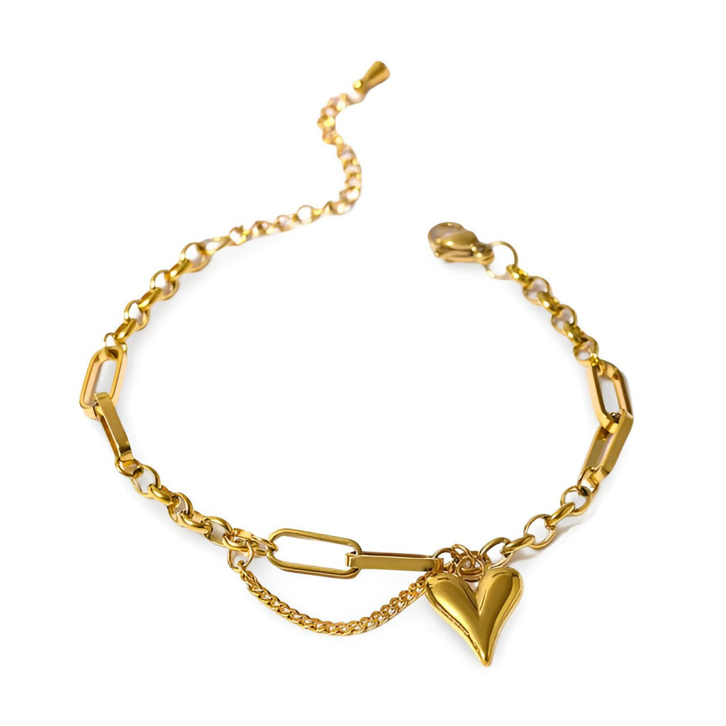 Bracelet en acier inoxydable plaqué or avec un charm cœur brillant et chaîne délicate.