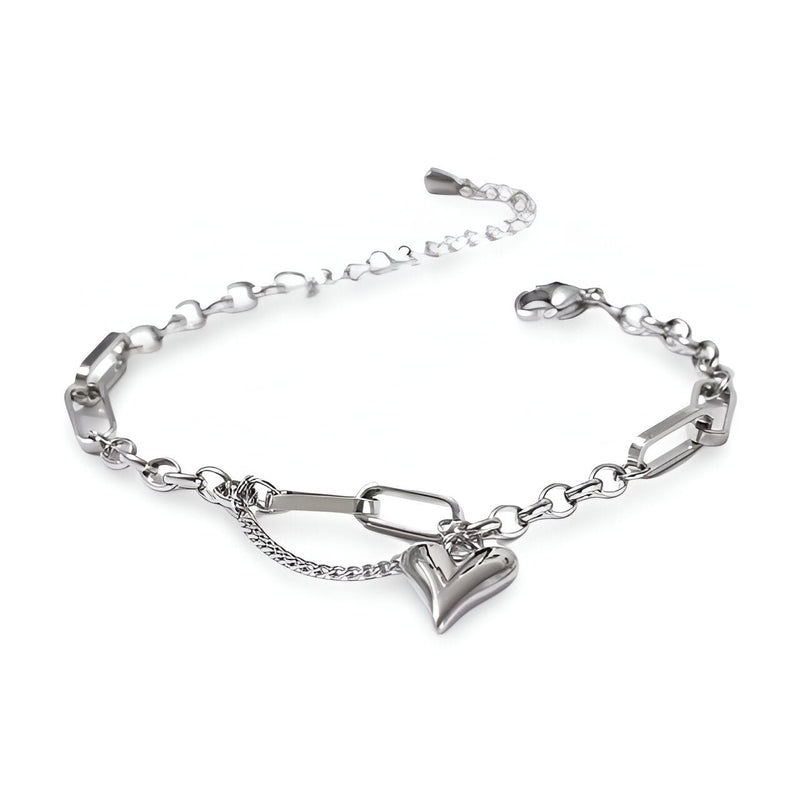 Bracelet en acier inoxydable argenté avec chaîne fine et pendentif cœur lisse brillant.