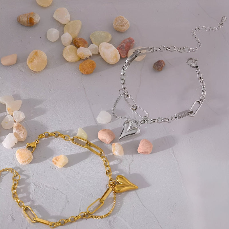 Bracelet en acier inoxydable plaqué or avec charm cœurs, chaîne maille plate, modèle Darmia.