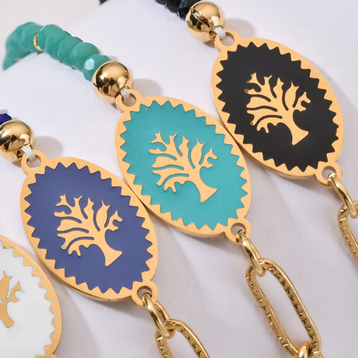 Bracelet acier inoxydable femme avec pendentif arbre de vie coloré or et perles turquoise, bleu et blanc.