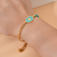 Bracelet doré avec pendentif ovale turquoise orné d'un arbre de vie gravé, chaîne fine réglable.