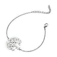 Bracelet fin en acier inoxydable argenté avec pendentif arbre de vie ajouré et chaîne délicate.