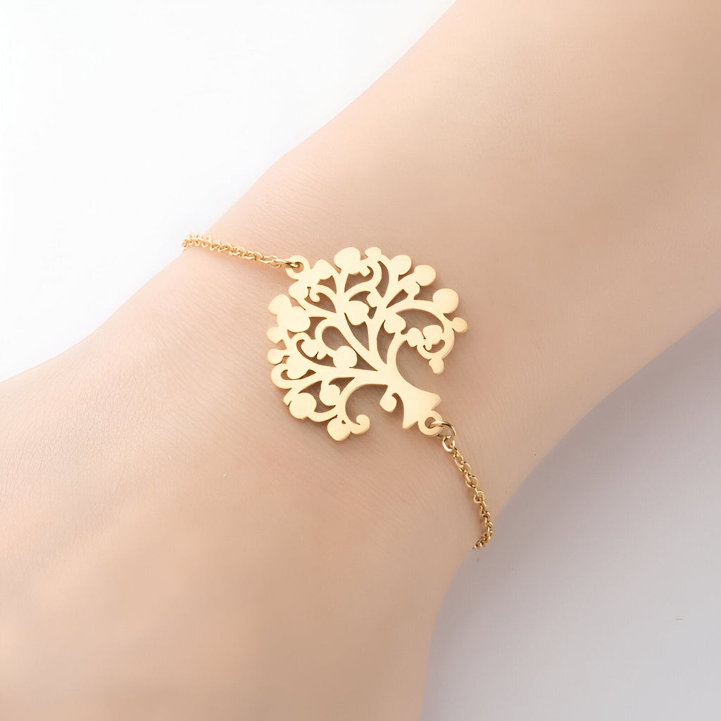 Bracelet en acier inoxydable doré avec pendentif arbre de vie délicat sur chaîne fine.