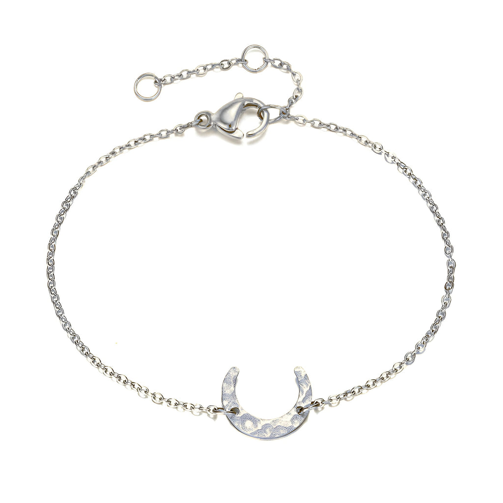 Bracelet en acier inoxydable argenté pour femme avec pendentif lune délicat et chaîne fine ajustable.