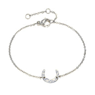 Bracelet en acier inoxydable argenté pour femme avec pendentif lune délicat et chaîne fine ajustable.
