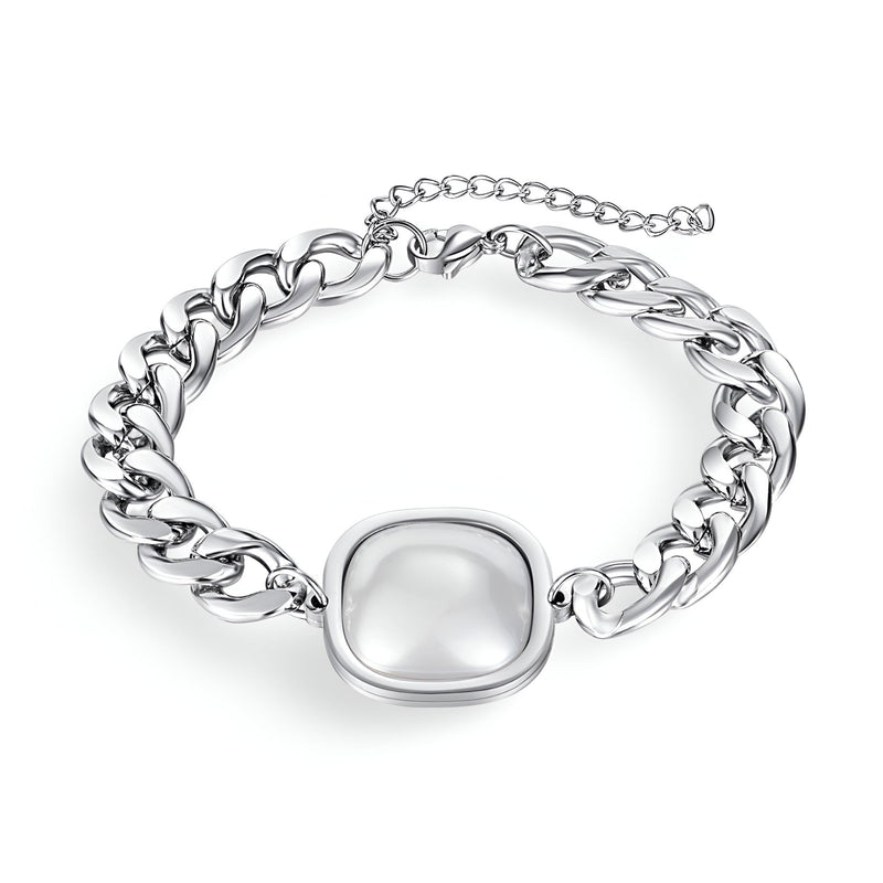 Bracelet en acier inoxydable argenté avec chaîne épaisse et plaque centrale lisse et brillante.