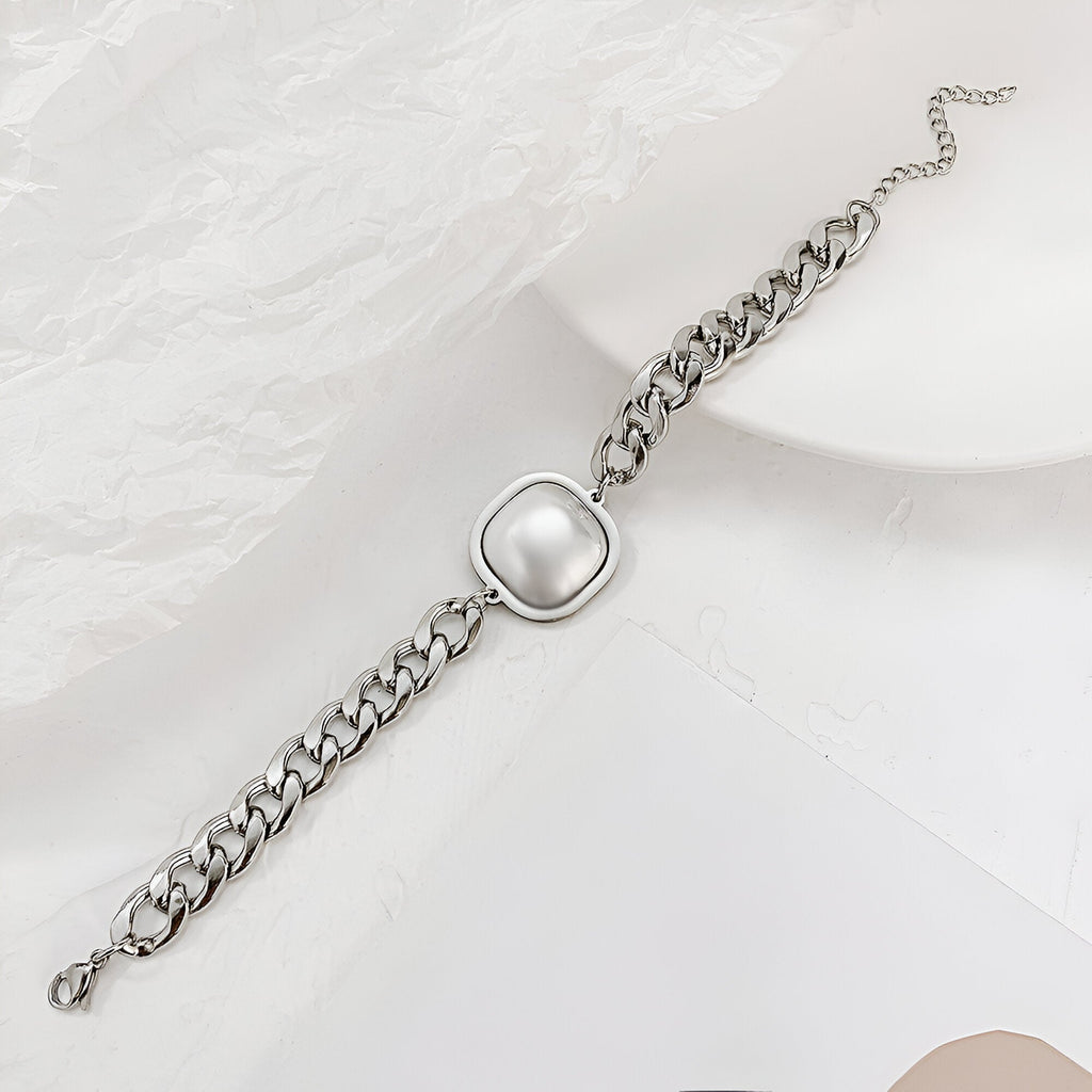 Bracelet en acier inoxydable argenté avec maillons larges et plaque centrale lisse et brillante pour homme.