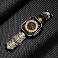 Bracelet ajustable en acier inoxydable noir et orange avec montre Apple Watch affichant cadran numérique circulaire.