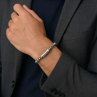 Bracelet maille rolo épaisse en acier inoxydable argenté, modèle Fabrizio, porté au poignet.