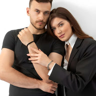 Bracelet maille spiga en acier inoxydable noir, style moderne, porté au poignet homme.