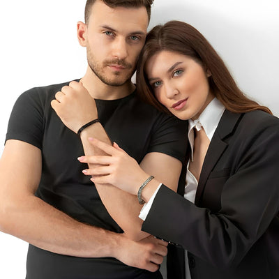 Bracelet maille spiga en acier inoxydable noir, style moderne, porté au poignet homme.