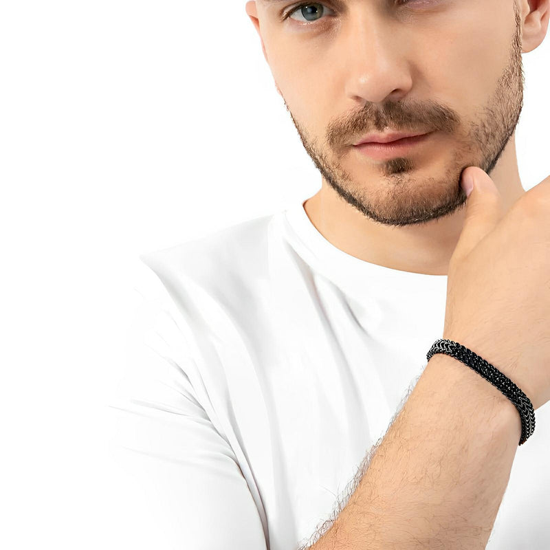 Bracelet homme en acier inoxydable noir, maille spiga, style moderne, porté au poignet.