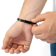 Bracelet homme en acier noir avec maille spiga et fermoir rectangulaire mat.