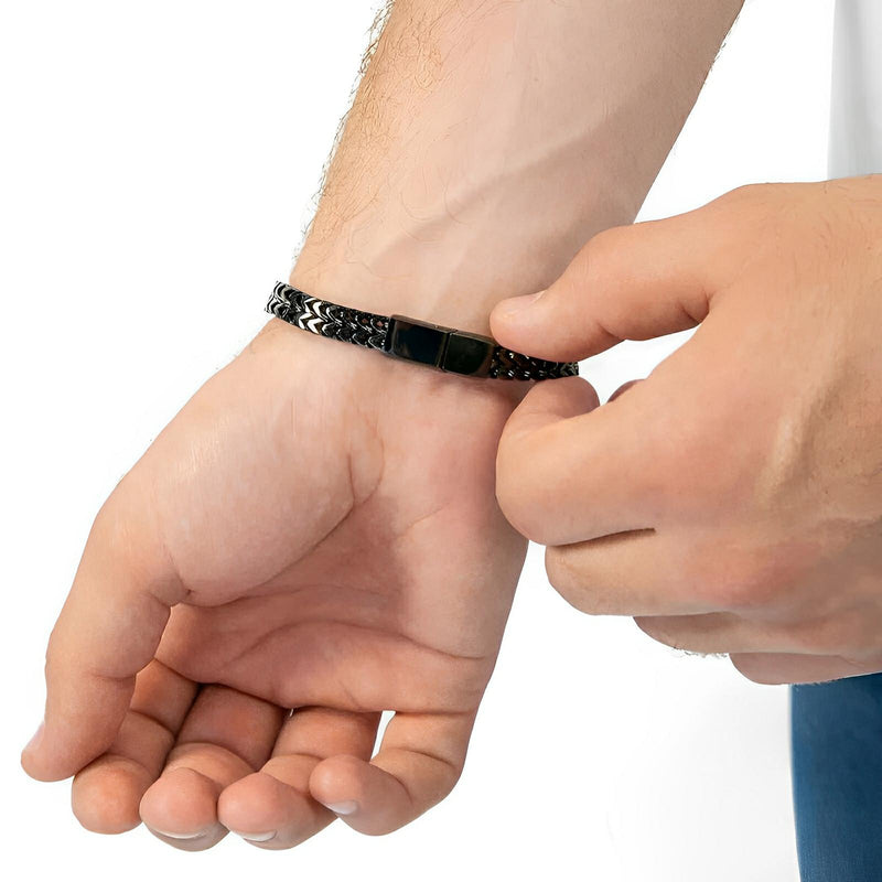 Bracelet homme en acier noir avec maille spiga et fermoir rectangulaire mat.