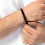 Bracelet maille spiga noir en acier inoxydable porté au poignet homme.