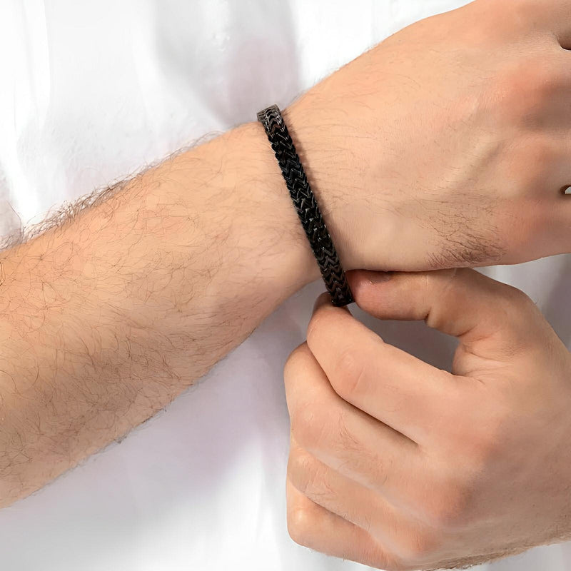 Bracelet maille spiga noir en acier inoxydable porté au poignet homme.